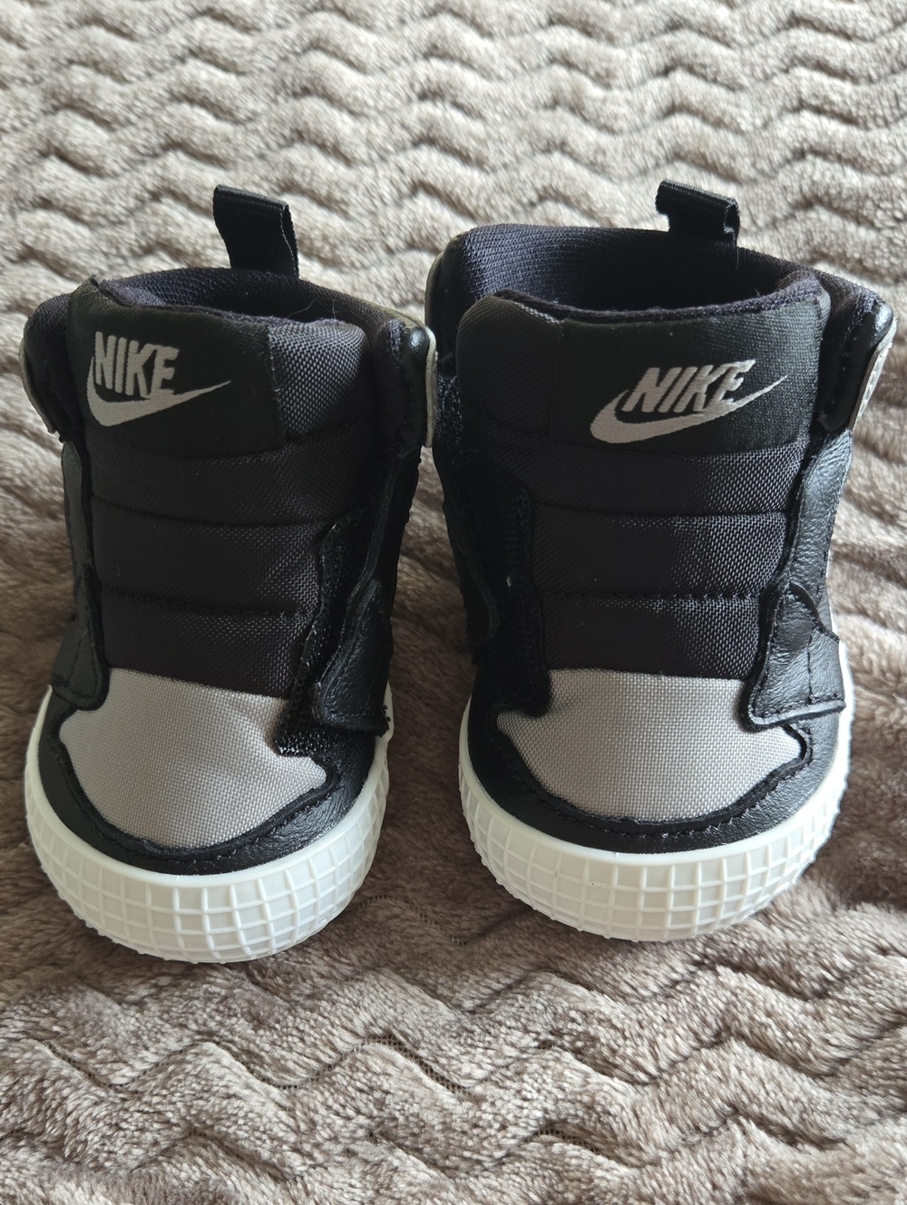 JORDAN CRIB BOOTIE - BLACK / WHITE